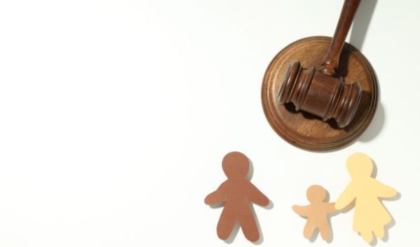 Medidas urgentes de protección de menores. El artículo 158 del Código Civil.